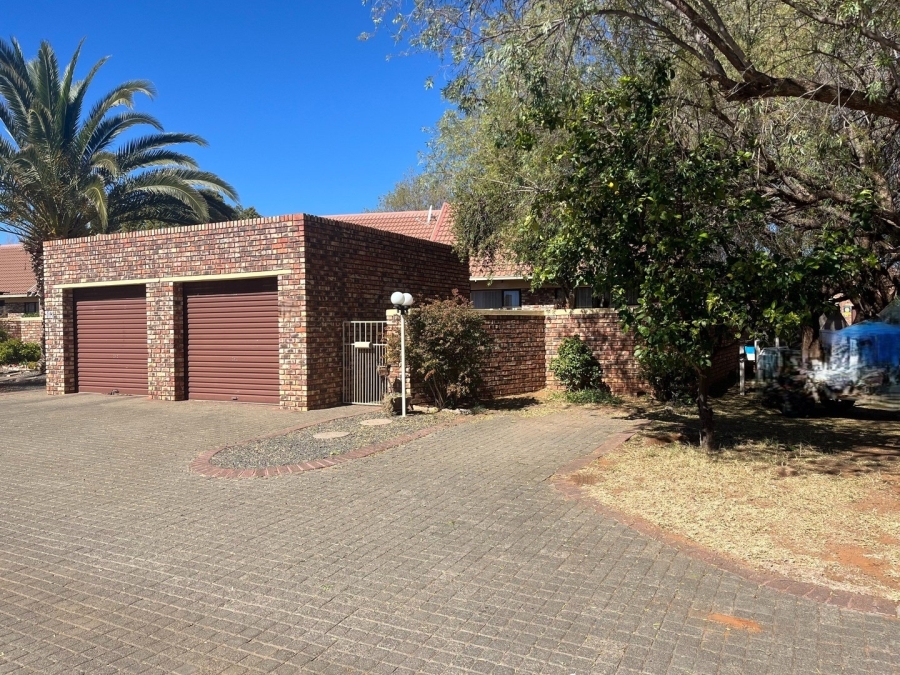 To Let 2 Bedroom Property for Rent in Langenhovenpark Free State